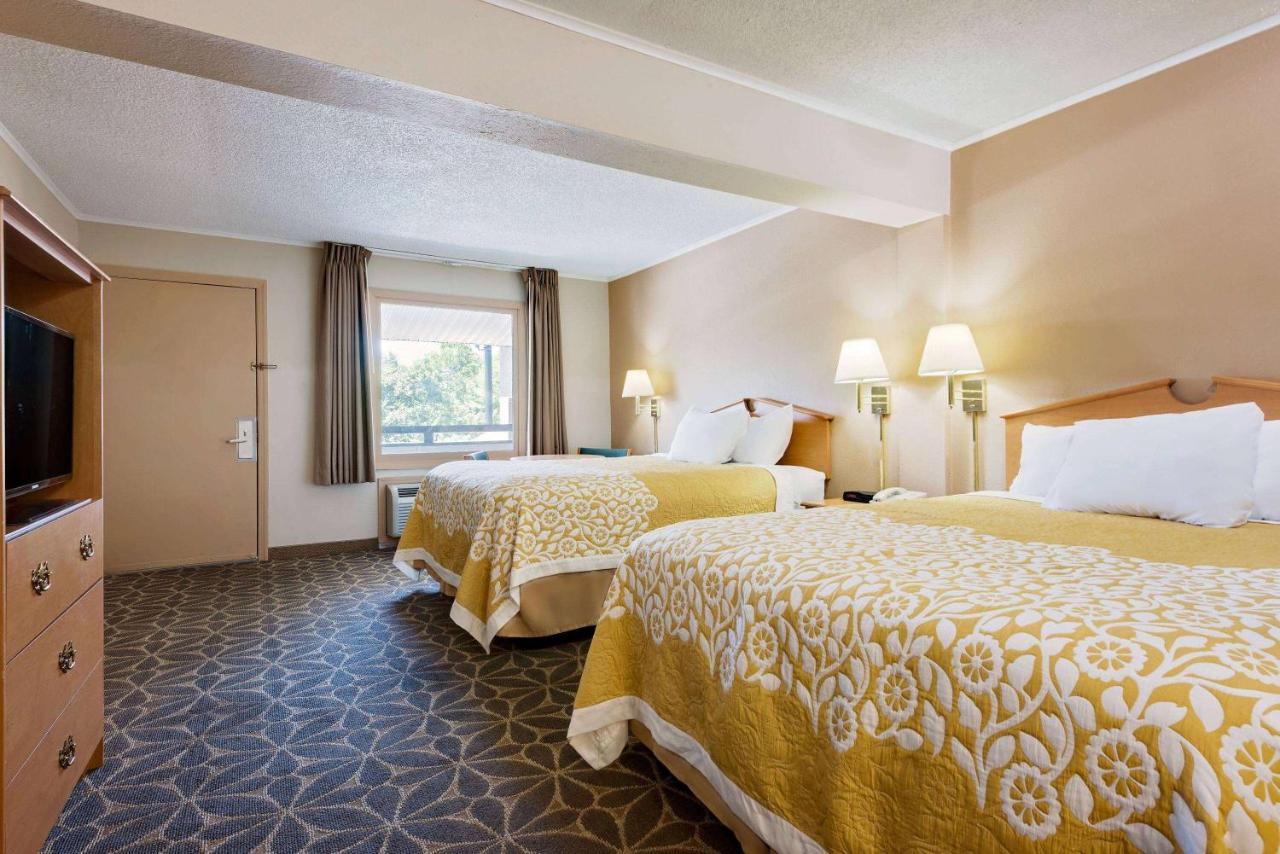 Days Inn By Wyndham Fairmont Zewnętrze zdjęcie