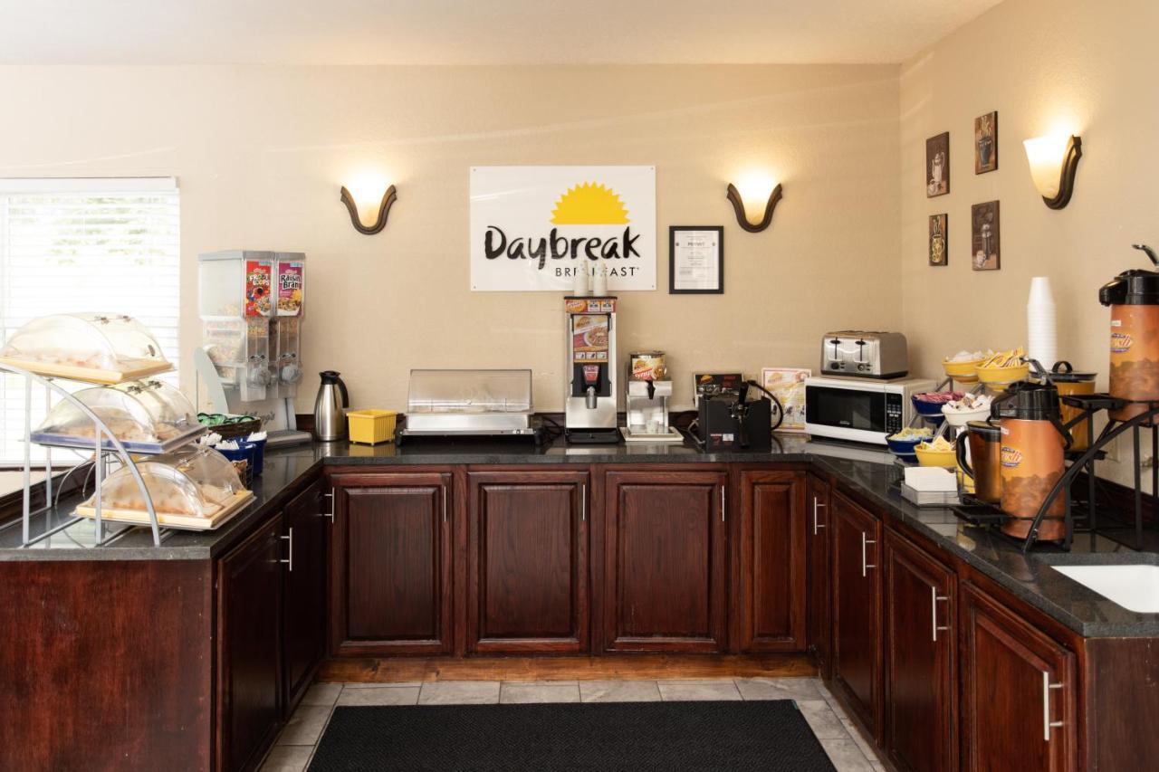 Days Inn By Wyndham Fairmont Zewnętrze zdjęcie