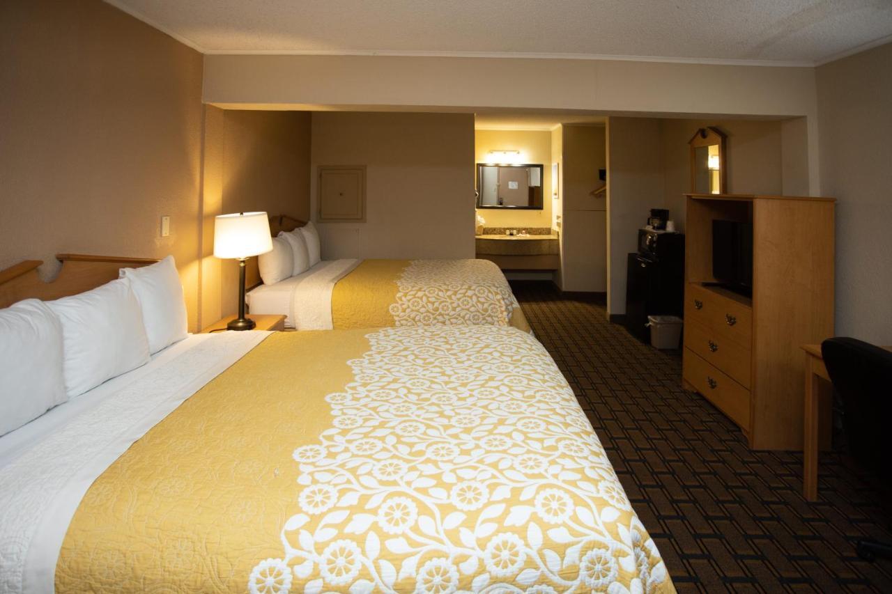 Days Inn By Wyndham Fairmont Zewnętrze zdjęcie