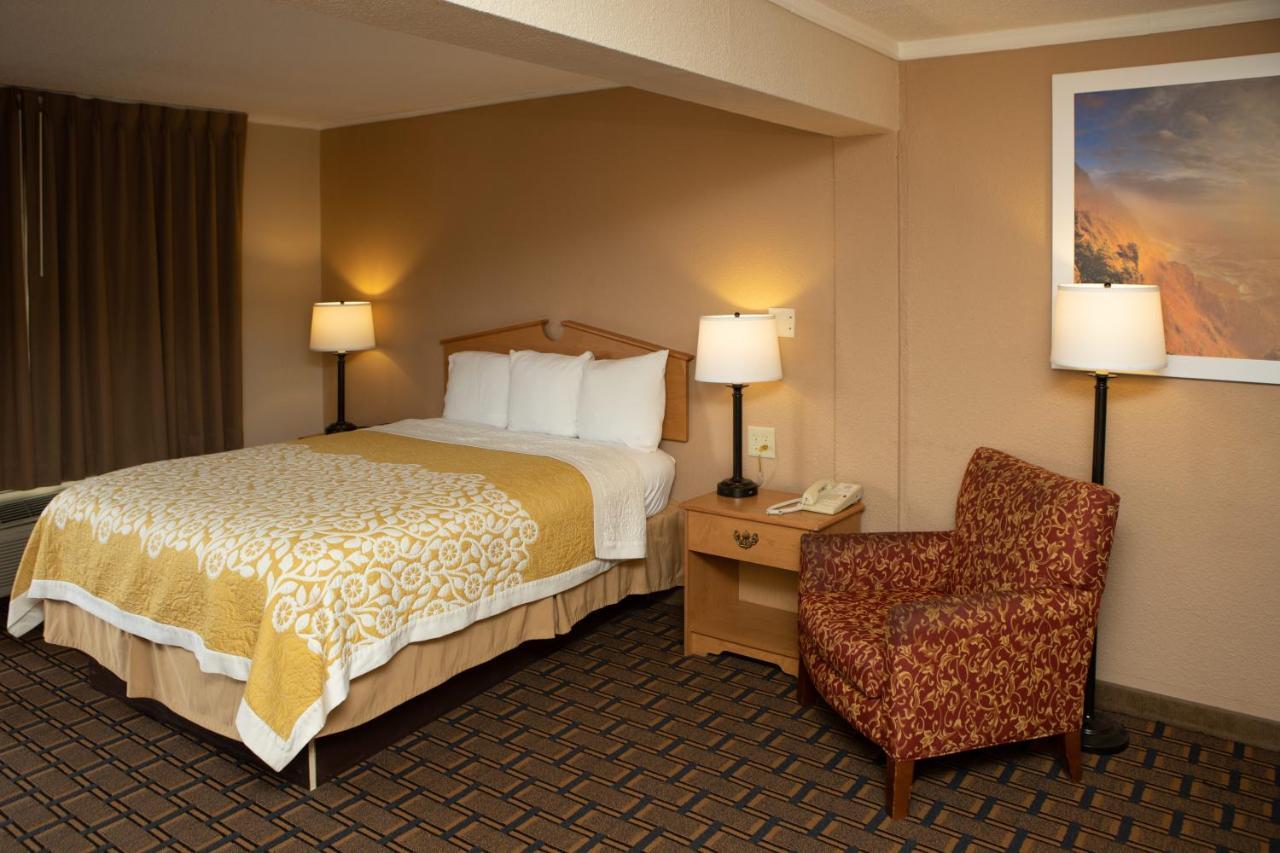 Days Inn By Wyndham Fairmont Zewnętrze zdjęcie
