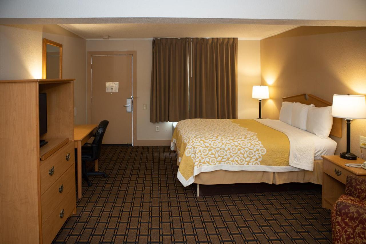 Days Inn By Wyndham Fairmont Zewnętrze zdjęcie